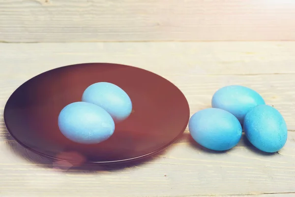 Ovos de Páscoa tradicionais pintados na cor azul na placa preta — Fotografia de Stock