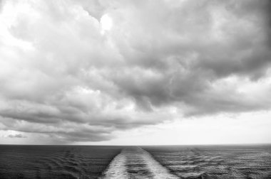 su bulutlu gökyüzü ile gemide iz