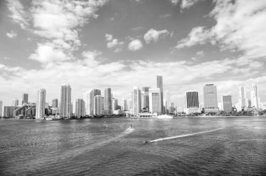 Miami gökdelenler mavi bulutlu gökyüzü, tekne yelken, havadan görünümü