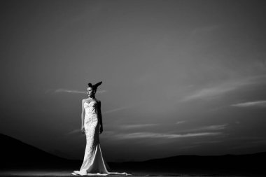 Beyaz gelinlik içinde günbatımı kadın.