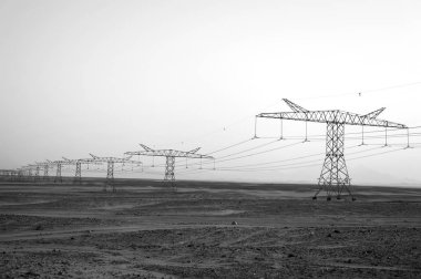 Elektrik direkleri Kum Çölü'nde