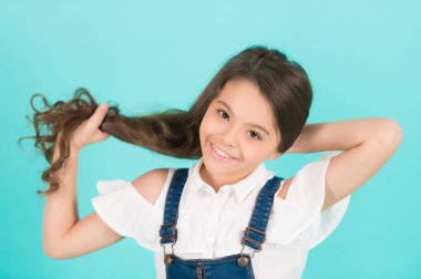 Çocuk gülümseme ile sağlıklı esmer saçlar