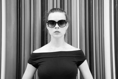 Renkli arka planda güzel bir kadın yüzü.