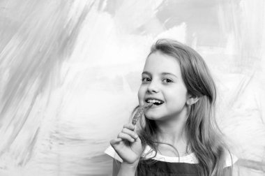 Kırmızı serin biber yemek uzun sarı saçlı kız