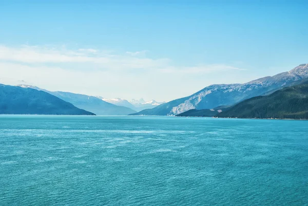 Paisaje marino y montañoso sobre fondo azul del cielo en Alaska — Foto de Stock