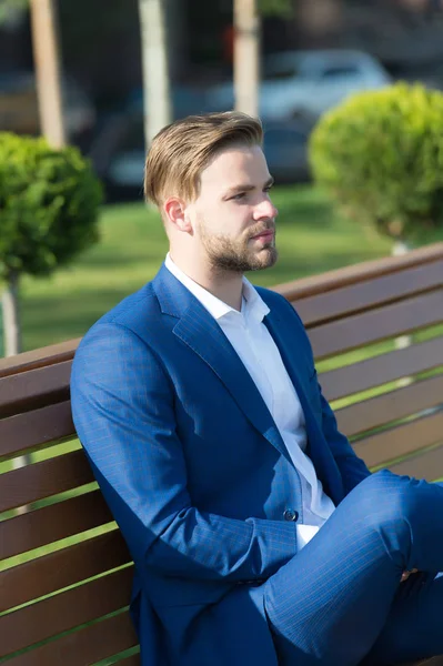 Manager man in business suit relax on bench in park — Stock Photo, Image