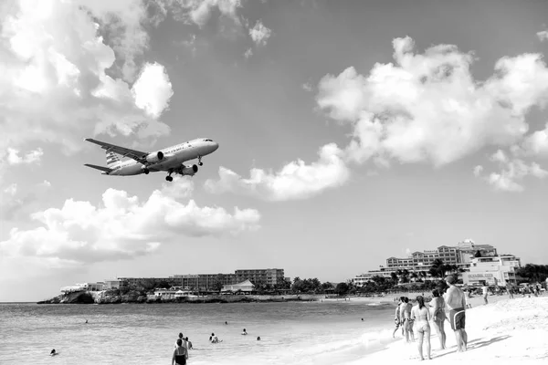 Beach observe low flying airplanes landing near Maho Beach — Stock Photo, Image