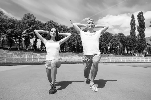 Treino de casal e alongamento . — Fotografia de Stock