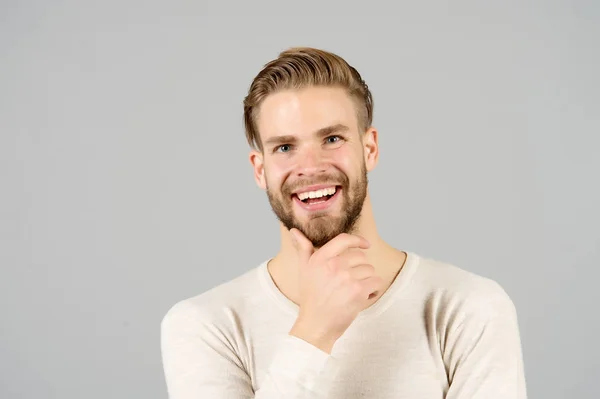 Szczęśliwy człowiek dotyka brody na nieogolonej twarzy, fryzjerze — Zdjęcie stockowe