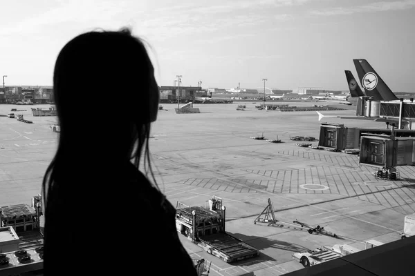 Frau am Flughafen, Frankfurt am Main, Deutschland — Stockfoto