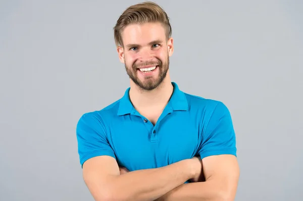 Hombre sonrisa feliz en camiseta azul, moda — Foto de Stock