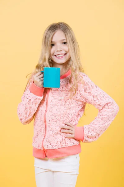 Girl smile with blue cup on orange background — Stock Photo, Image