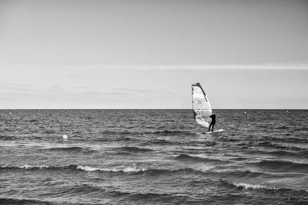 Planche à voile ou homme sportif surfeurs et voiles à bord — Photo