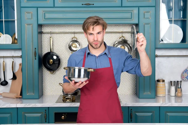 Кухар тримає каструлю і кришку на кухні — стокове фото