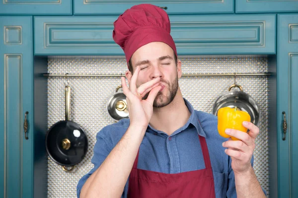 Chef show ok gesture to sweet pepper — Stock Photo, Image