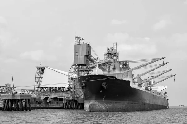 Konténer teherhajó az óceán, a vádlottak padján — Stock Fotó