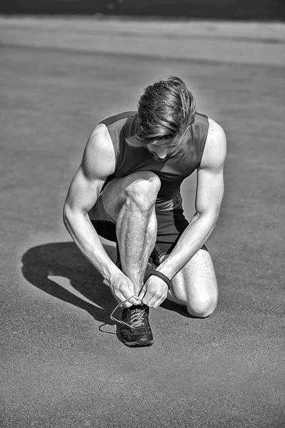 Runner, kas vücut kravat ayakkabı bağcıklarımı ile atletik sakallı adam — Stok fotoğraf