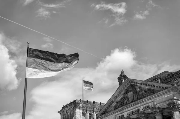 Europäische Gewerkschaftsfahnen wehen im Wind am Reichstagsgebäude, Sitz  des Deutschen Bundestages, an einem sonnigen Tag mit blauem Himmel und  Wolken, zentraler Berliner Bezirk Mitte - Stockfotografie: lizenzfreie  Fotos © stetsik 210730862