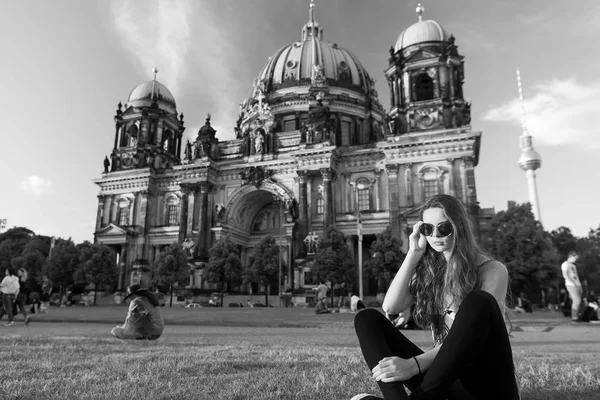 Bonita vigilia sentada frente a la catedral de Berlín con sungluss —  Fotos de Stock