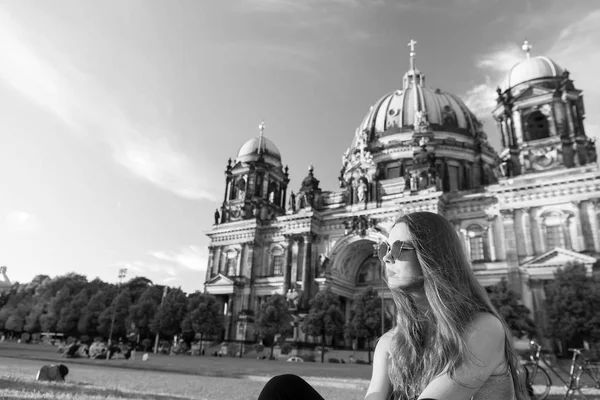 Vackra gil sitter framför Berlin Cathedral bär sungluss — Stockfoto