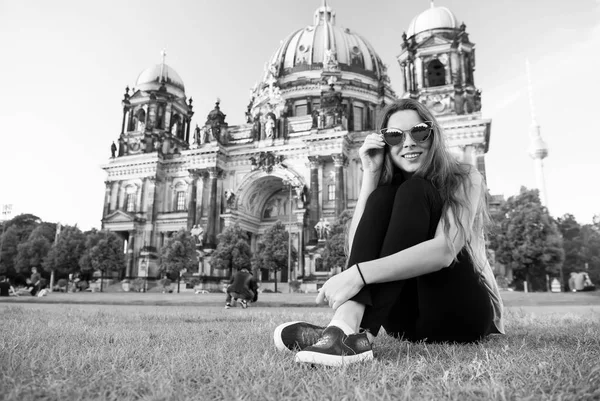 Bonito gil sentado em frente à Catedral de Berlim — Fotografia de Stock