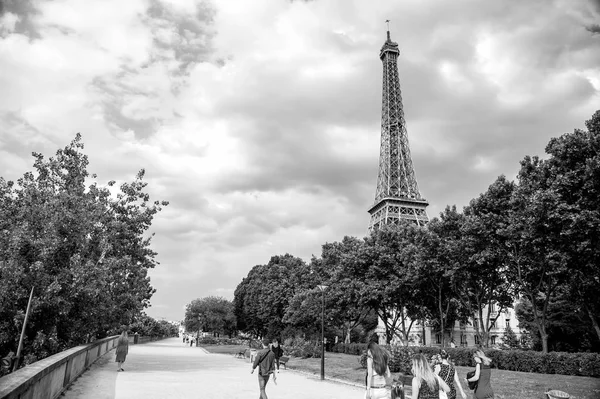 Eiffel-torony, napnyugtakor, Párizs, Franciaország. Romantikus utazás backgro — Stock Fotó