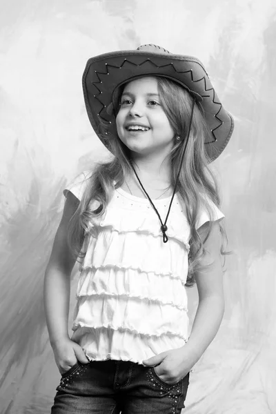Vacker liten flicka i mode cowboyhatt har glada ansikte — Stockfoto