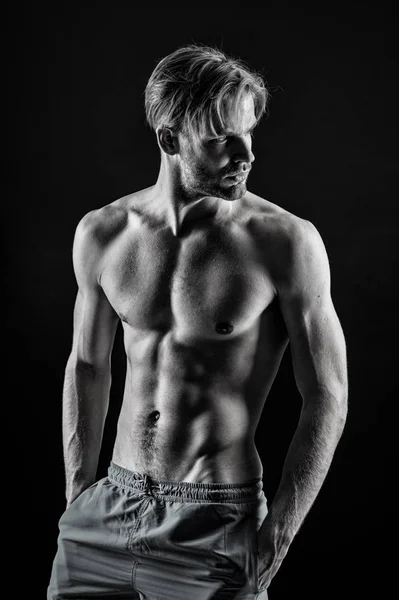 Seksi gövde, altı paketi, ab, pazı, triceps, kasları ile vücut geliştirmeci — Stok fotoğraf