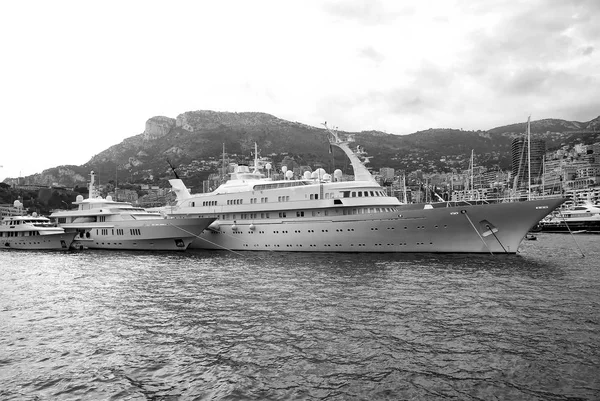 Розкішні яхти в Монако Монте-Карло гавані — стокове фото