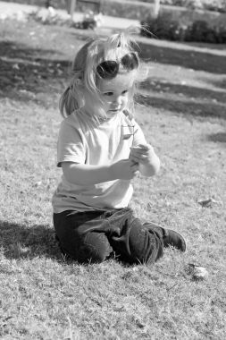 küçük bebek çocuk şaşırdım yüzü yeşil çimenlerin üzerinde