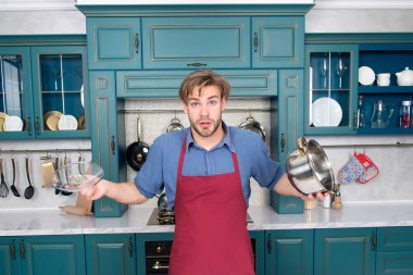 Güveç, çorba yemekleri için tencereye ile şaşırmış adam