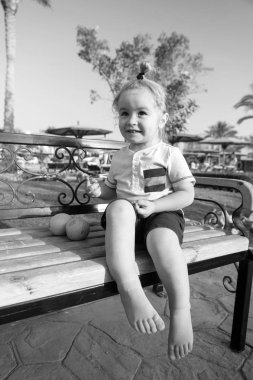 mutlu bir çocukluk veya küçük çocuk ile turuncu meyve yalınayak