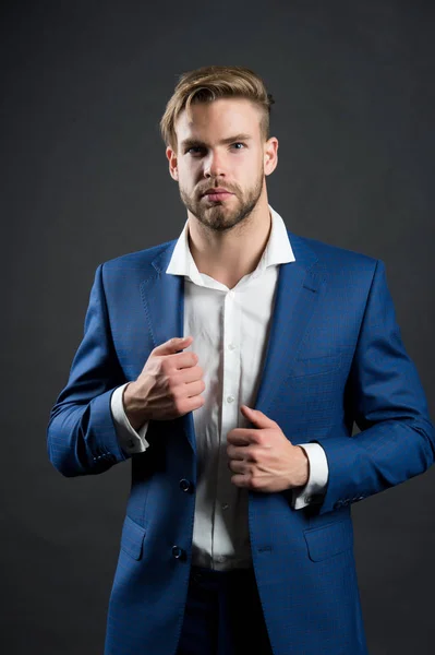 Hombre en traje formal chaqueta, camisa, moda — Foto de Stock