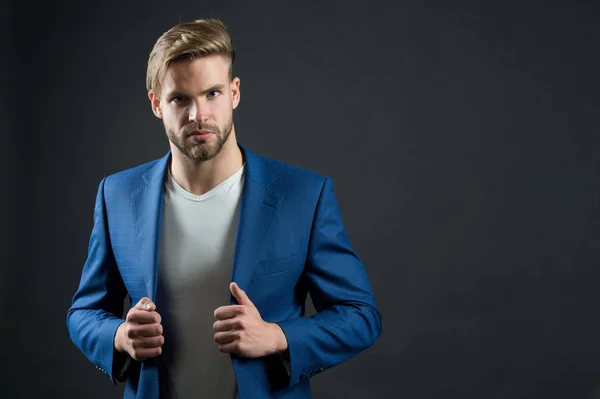 Hombre de negocios exitoso en chaqueta de traje con clase — Foto de Stock