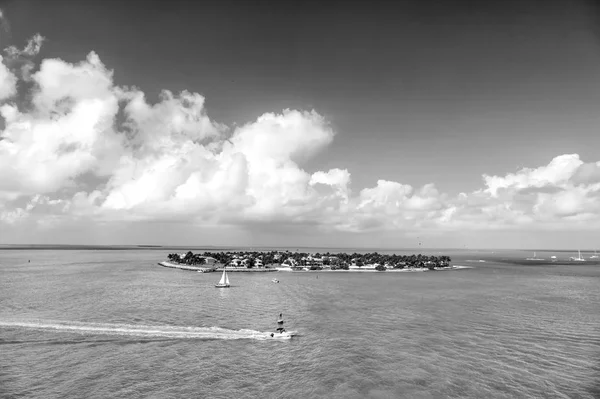 Jachty turystyczne pływające przez zieloną wyspę w Key West, Floryda — Zdjęcie stockowe