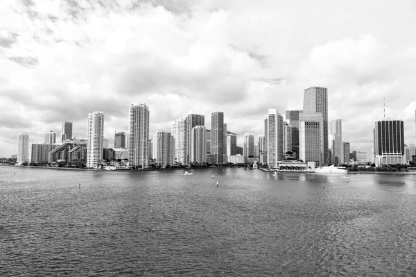 Miami, Seascape med skyskrapor i Bayside, downtown — Stockfoto