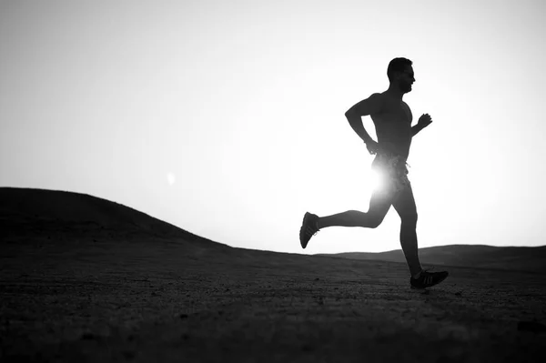 Corsa uomo silhouette al tramonto cielo — Foto Stock