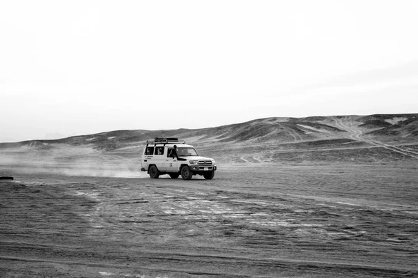 Veículo offroad dirigindo através de dunas de areia no deserto, Hurghada , — Fotografia de Stock