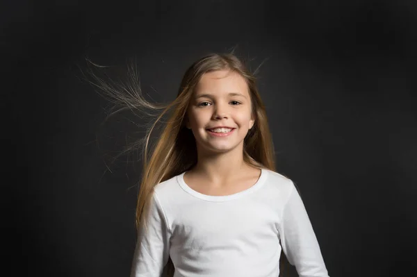 Modelo niño sonriendo con el pelo largo que sopla — Foto de Stock