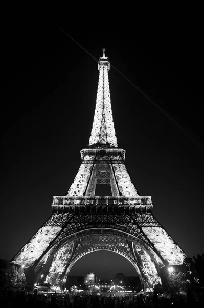 Eiffeltornet vid solnedgången i Paris. Romantiska resor backgro — Stockfoto