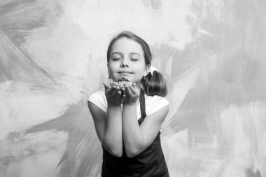 Kapalı gözlü bebek kız zevk kek yeme