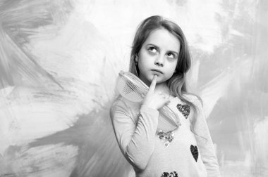 Düşünceli yüz tutan turuncu güneş gözlüğü ile kız