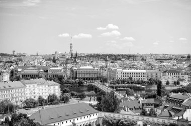 Mavi gökyüzü ile Prag Panorama