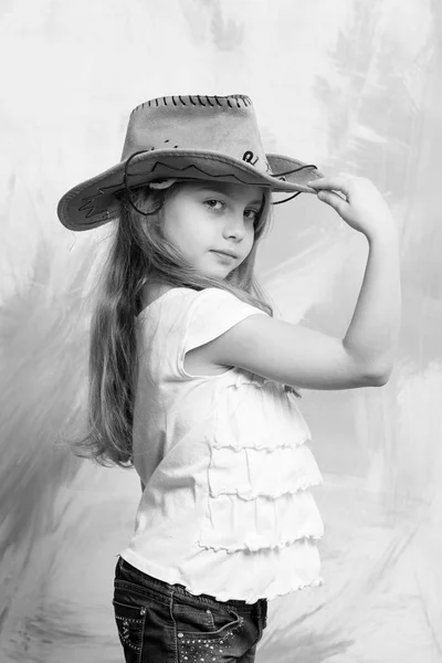 Petite fille en costume de cow-boy ou de cow-girl avec chapeau — Photo