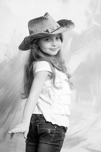 Szczęśliwy uśmiechający się nosić strój dziewczyny krowy z kapeluszem — Zdjęcie stockowe