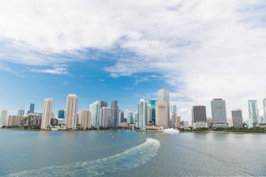 Downtown Miami yanında yelken mavi bulutlu gökyüzü, beyaz tekne ile Miami gökdelenlerin havadan görünümü. Miami lüks özelliği, modern binalar ve yatlar, başarılı hayat kavramı