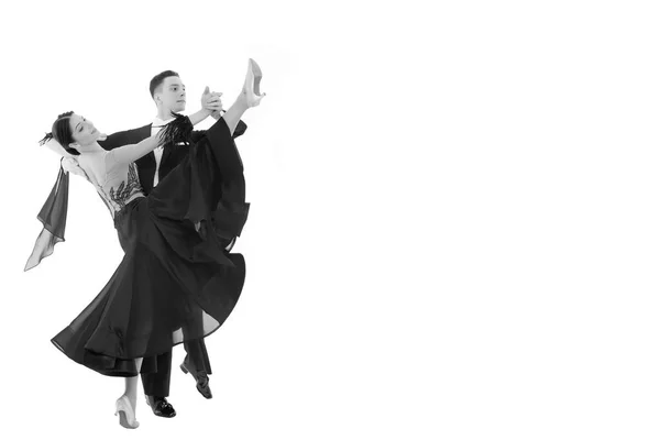 白で隔離ダンスのポーズで社交ダンス カップル — ストック写真