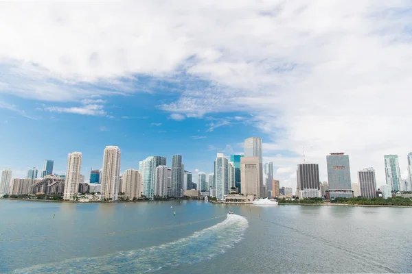 Vista aérea de arranha-céus de Miami com céu azul nublado, barco branco navegando ao lado do centro de Miami. miami propriedade de luxo, edifícios modernos e iates, conceito de vida bem sucedida — Fotografia de Stock