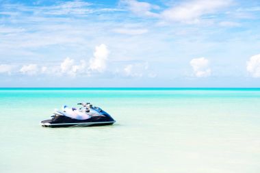 Jet ski üzerinde turkuaz deniz suyu Antigua'da. Su ulaştırma araçları, spor, etkinlik. Hız, aşırı, adrenalin. Karayip yaz tatili. Yolculuk tutkusu, seyahat, gezi. Macera, keşif, yolculuk