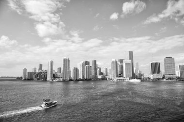 Miami gökdelenler mavi bulutlu gökyüzü, tekne yelken, havadan görünümü